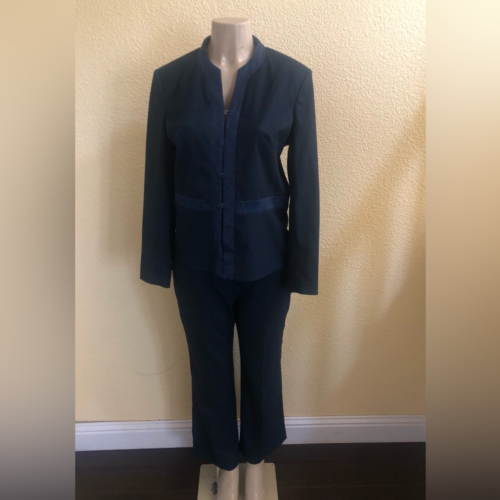 Oscar by Oscar de la Renta women’s pant suit size 10